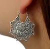 Pendientes bohemios con forma de media luna para mujer, aretes florales tallados con patrón de flores, chapados en oro antiguo/plata