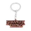 MOQ: 10PCS SC Horror TV-serie Stranger saker Letter Logo Nyckelringar 3 färger Brev Hängande bilnyckelkedja för Mean Smycken Souvenir Present