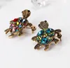 Kvinnors Vintage Rhinestones Small Turtle Brosch Bronze Färgglada Crystal Pin Intressant Mode Smycken för kostym Jacka