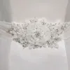 見事な2018年のブライダルサッシ手作りの花のウェディングドレスのビーズのスパンコールのパールオルガンザネクタイの背中調節可能なサイズ