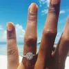 Kvinnor Sterling Silver Engagement Ring Super Hot Mousserande Vit Sapphire Diamond Ring för Dam Round Cut Ring