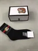 Herren-Designer-Socken mit Tiger-Stickerei, 2 weiß + 1 schwarz + 1 grau, mit Originalverpackung, gestreifter Jacquard, Unisex-Sportsocken aus Baumwolle, 4 Paar/Karton