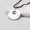 Klassieke kleurrijke natuurlijke abalone shell cirkel hanger ketting voor vrouwen dame eenvoudige choker lederen touw ketting kettingen mode-sieraden