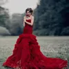 Nuovi abiti lunghi Splendido abito da sposa con strascico a sirena rossa Abiti da sposa senza maniche con increspature in organza