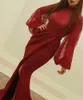 Robes de bal musulmanes rouges 2018 sirène manches longues dentelle avant fente sexy formelle islamique Dubaï saoudien arabe longue robe de soirée élégante