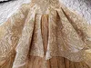 Splendidi abiti da sposa dorati Dubai Paillettes scintillanti Pizzo di cristallo Sheer Back Abito da sposa Cappella di lusso Treno Vestido De Novia Abiti da sposa