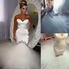 2018 modest cetim e tule sereia vestidos de casamento frisado cristais capela trem beach bridal vestidos plus size custom made en2102