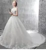 Une nouvelle robe de mariée simple mode épaule blanche dos nu bandage une police grande queue dentelle appliques ongles perle église robes de mariée HY114