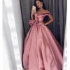 きれいなAラインセレブリティウエディングドレスファッション恋人のノースリーブのプリーツRuched Satin Party Dress glamorousサウジアラビアイブニングドレス