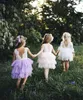 Niedliche kurze Blumenmädchenkleider aus Tüll mit U-Ausschnitt, Spitzenoberteil, geschichteten Rüschen und knielangen Prinzessinnen-Geburtstagsfeier-Mädchenkleidern MC1482