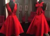 2018 독특한 백 디자인 붉은 칵테일 드레스 라인 새틴 V 목 활 짧은 클럽 댄스 파티 댄스 드레스 저렴한 파티 이브닝 ​​가운