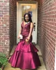 2018 Prom Dresses V Neck Bez Rękawów Syrenka Cekinowa Prom Evening Suknie Świecące Satynowe Ruffles Black Girls Suknia