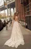 2018 Sommar Berta Bridal Gowns Sexy V Neck Boho Beach Lace Bröllopsklänningar Baklösa En Linje Blommiga Långa Spaghetti Straps