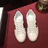 2018Italiano de lujo de los hombres zapatos casuales marca grande zapatos ligeros tamaño de los hombres 38-45 bordado de cuero blanco moda transpirable resistente al desgaste wea
