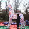 Parade Performance Animal Uppblåsbara målade häst Anpassad färgad häst med tryckning för annonsering