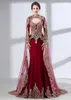 2023 Vintage India Meerjungfrau-Abendkleid mit Spitzenapplikationen, Stehkragen, dunkelroter Watteau-Schleppe, Tüll, Perlen, formelle formelle Party-Abschlussballkleider