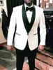Mäns kostymer blazers vit bröllop brudgum tuxedos svart sjal lapel tre stycken skräddarsydda män passa ny ankomst (jacka + väst + byxor)