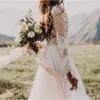 Bohemian Country Chiffon Jewel A-Line Bröllopsklänningar Sheer Långärmade Lace Appliques Boho Brudklänningar Billiga Plus Storlek Anpassad
