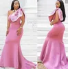 Afrykańska Syrenka Druhna Dresses One Shoulder Bow Aplikacje Plus Size Wedding Guest Dress Satin Long Plus Size Maid of Honor Dress