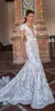 Berta 2019 Abiti da sposa a sirena con scollo a V Abiti da sposa in pizzo senza schienale con piume Sweep Train Abito da sposa da spiaggia