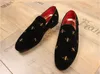 Modedesign pekade tå formella affärsklänningskor lyxiga slip-on män bröllop casual rökande tofflor loafers klassiska 4 säsonger vår höst vandring lägenheter n47