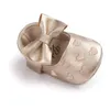 Ins 19colors Wählen Sie Baby Mokassins Liebe Herz Bogen Infant Prewalker PU-Leder-Kinder aushöhlen Schuhe für Jungen Mädchen weiche Anti-Rutsch-Sohle