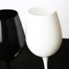 O cálice ajustado do vidro de vinho tinto barato preto e branco ajustou-se para a casa / barware