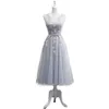 Élégant gris clair mère de la mariée robes longueur de thé plis tulle avec appliques scoop dentelle dos ouvert avec fermeture à glissière à lacets