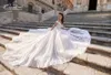 2019 Vestidos de novia de campo modestos Fuera del hombro Apliques Una línea Tren de barrido Vestido de novia de encaje magnífico Tallas grandes Vestido De Novia Puffy