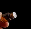 Partihandel 2000pcs Kina 1ml (1 4 Dram) Amber Glass Essential Olja Bottle Perfume Prov Tubes Flaska Mini med Plug and Black Caps Sn1576