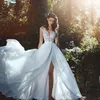 A-Line Tanie Szyfonowe Suknie Ślubne Przeglądaj przez Klejnot Koronki Koronkowe Aplikacje Bez Rękawów Sukienka Bridal 2018 Mody Split Suknie Ślubne