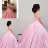 Rosa senaste bollklack quinceanera klänningar satin av axelapplikationer Prom klänningar söt 16 Vestidos de Quinceañera