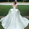 2018 Modische Brautkleider, herzförmige Applikation, ärmelloses Schößchen-Ballkleid-Hochzeitskleid, romantisches weißes Satin-Hochzeitskleid mit Schleppe