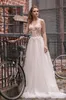 Erstaunliche sexy durchsichtige Top-Hochzeitskleider für den Strand und den Garten, V-Ausschnitt, durchsichtige Träger, Designer-Spitze, von Berta Bridal, bedeckte Applikationen, Boho-Chiffon-Kleider