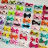 100 st mycket Hela handgjorda färgglada blandningar Små bågar Dog Puppy Cat Pet Pet Bow Hairpins Hair Clips Grooming Barrette Apportor3019