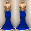 2018 Azul Royal Sereia Vestidos de Baile Apliques de Renda De Ouro de Alta Pescoço Longo Prom Vestidos Sexy Sem Mangas Vestido De Festa Formal Vestido De Festa