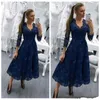 2018 NYHET HOT MODER AV BRIDE DRESS V Neck Navy Blue 3 / 4Long Sleeves Lace Appliques Beading Wedding Guest Dress Tea Längd Aftonklänning