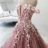 肩の花びらの羽毛のパーティードレスふわふわボールガウンゴージャスドバイのドレスの豪華な真珠のアップリケのチュールのイブニングドレス
