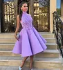Lavendel hög nacke homecoming klänningar med spets applique a-line ärmlös prom klänningar tillbaka dragkedja skräddarsydda mid-calf party klänningar