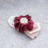 Fournitures de mariage de fleur de poignet simulation d'agent de jonction en gros tenant des fleurs