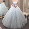 2019 رائع فساتين quinceanera الكرة ثوب حمالة مطرز الترتر الرباط يزين لينة تول حفلة موسيقية العباءات القوس اليدوية زهرة