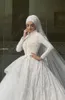 Vestido de baile de encaje, vestidos de boda musulmanes, cuello alto, mangas largas, hinchados, con cuentas, tren cubierto, botones cubiertos, vestidos de novia con velo Hijab