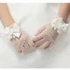 Guantes blancos de calidad superior con flores de abeto hasta la muñeca, bonitos guantes de fiesta hechos a mano con flores para niñas, accesorios para bodas y novias
