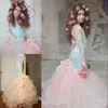 Modische Meerjungfrau-Festzug-Kleider für Mädchen, Juwel-Ausschnitt, Blumenapplikationen, lange Ärmel, Geburtstagskleider, flauschige Schleppe, rückenfreie Blumenmädchenkleider