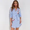 Frauen Gestreiftes Hemd Kleider Frühling Sommer Stickerei Blumen Kleid Schärpen Einreiher Unregelmäßiges Design Casual Kleidung Tragen