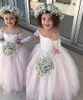 Belles Robes De Filles De Fleur Pour Les Mariages Sheer Jewel Neck Dentelle Applique Tiered Tulle Étage Longueur Enfants Robes De Bal Robe De Fête De Mariage