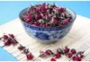 Doftande naturliga djupa röda rosa knoppar rosenblad organiska torkade gyllene-fälgrosa blommor grossist, kulinarisk matkvalitet