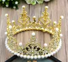 Gâteau couronne, adulte rôti, tête ronde, ornements de mariée, ornements d'anniversaire, reflets or et argent, accessoires en perles.