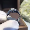 상점 추천 남자 반지 1Ct 실험실 Moissanite 다이아몬드 사각 모양 부티크 반지는 결혼 증명서를 가진 결혼 된 결혼을 위해 놓았다