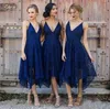 2021 Nowe sukienki druhna Długość herbaty Blush Pink Navy Blue Lace Nieregularne Hem V Neck Maid of Honor Country Wedding Party Suknie gościnne